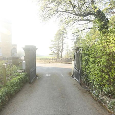 Entire Victorian Lodge In A Privately Gated Estate With Secure Parking For Two Cars And A Newly Refurbished Bathroom 外观 照片