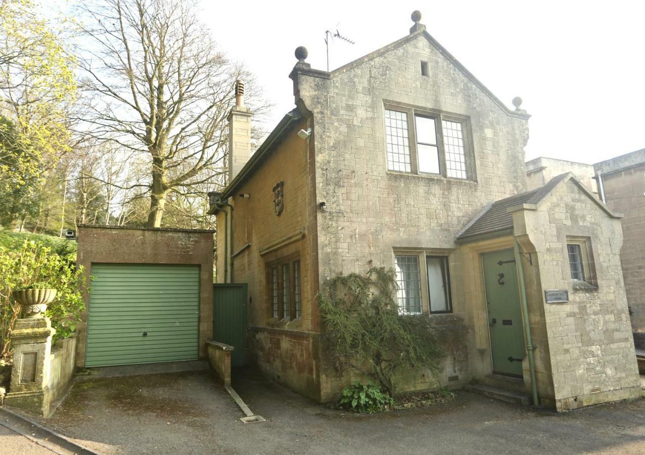 Entire Victorian Lodge In A Privately Gated Estate With Secure Parking For Two Cars And A Newly Refurbished Bathroom 外观 照片