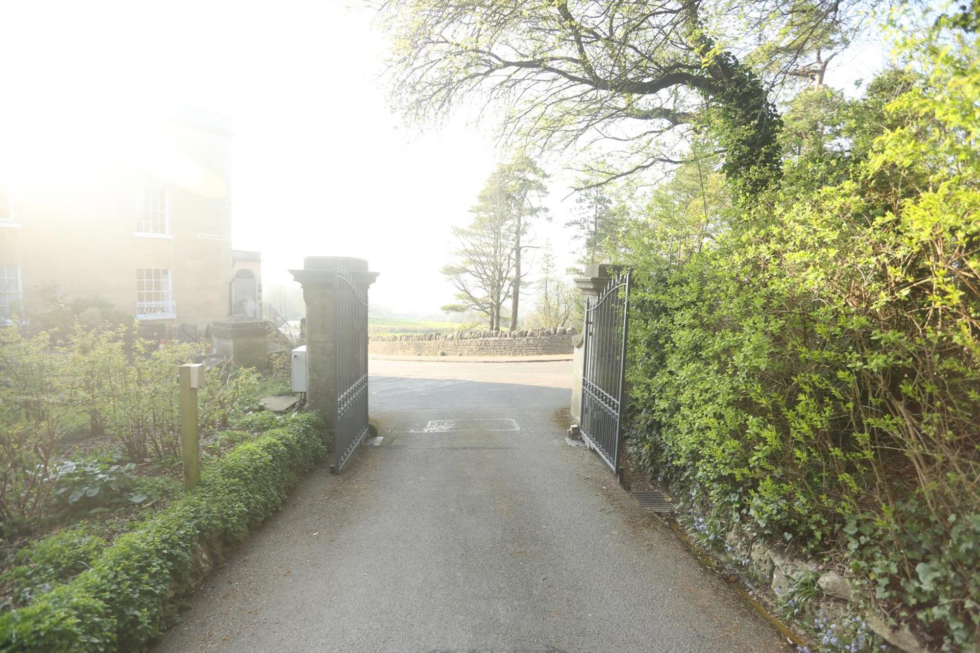 Entire Victorian Lodge In A Privately Gated Estate With Secure Parking For Two Cars And A Newly Refurbished Bathroom 外观 照片